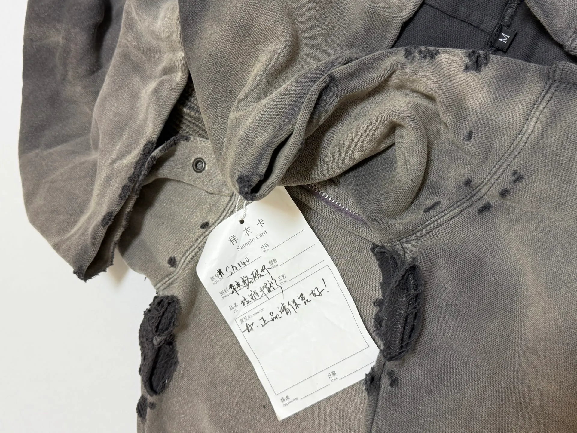Pre-partum pattern SAINT Mxxxxxx DBL FACE ZIP UP HOODIE/CHARCOAL Double-layer destroyed waffle zipper jacket, washed black S-XL, a style that has been used in the summer. After continuous fine polishing, it is finally shipped. The finished product is simply a work of art. Super heavy washing and distressing. Multiple horse water fading. Excessive hand-made wormhole destruction processing. Deconstruction and reorganization embroidery technology. Custom-made zipper with LOGO. The color details of the zipper webbing are also correct. Original grade fruit main label and wash water label. Top purchasing grade. A layer of waffle fabric is added to the inner lining to make the overall texture stronger and increase the comfort and warmth of the wearer.